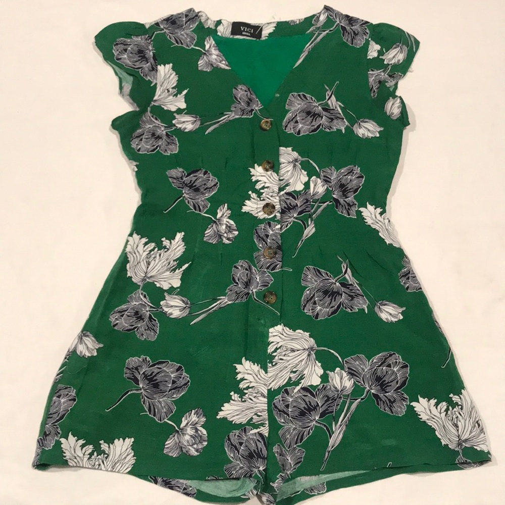 Vici Green White Floral Flutter Sleeve Button Romper Lined S
